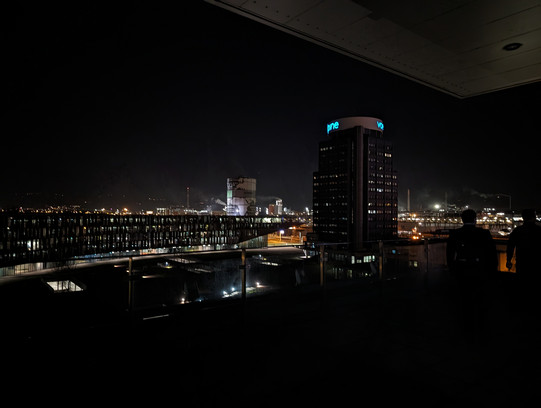 Nacht, Blick über ein Stahlwerk, Lichter einer Industrieanlage