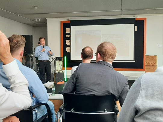 Maximilian Krebs präsentiert SPEAR. Präsentation auf Projektor, Publikum