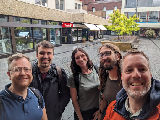 Gruppenbild nach dem Besuch Eine Gruppe von lächelnden Forschern