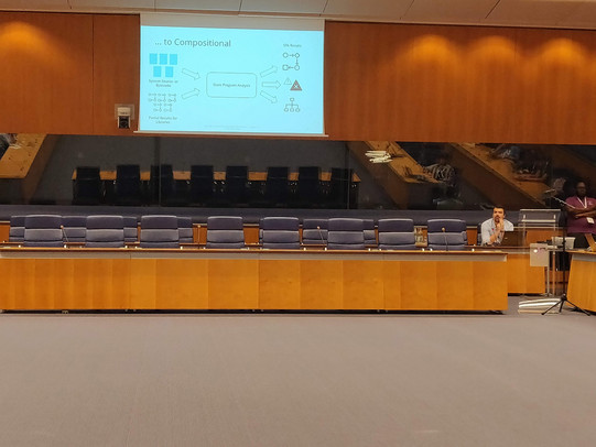 Konferenzsaal, Wissenschaftler hält Vortrag